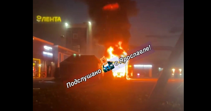 Ночной пожар в Ярославле тушила поливомоечная машина