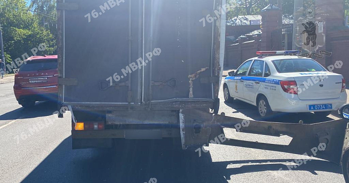 В Ярославле автобус с пассажирами врезался в грузовик: есть пострадавшие_217837