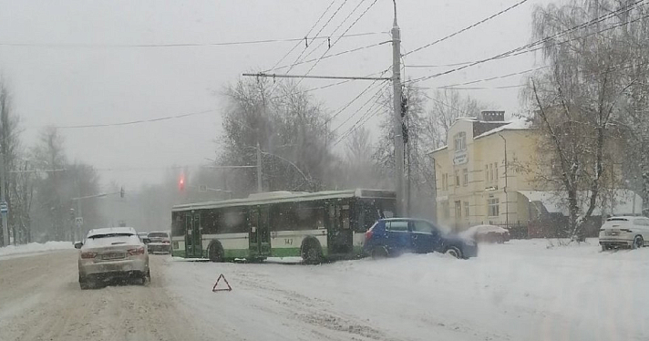 В Ярославле автобус с пассажирами попал в ДТП