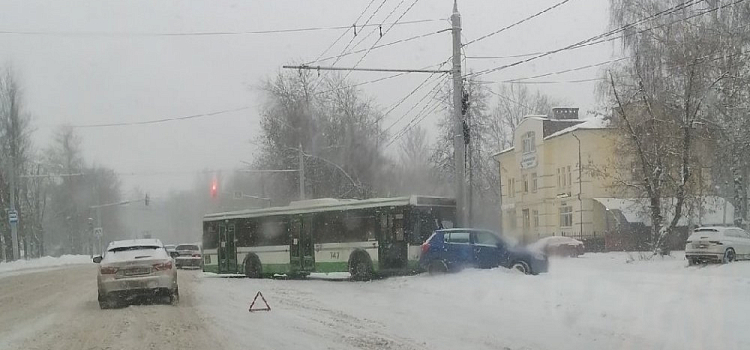 В Ярославле автобус с пассажирами попал в ДТП