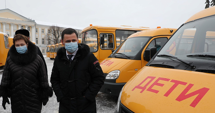 Губернатор передал школьные автобусы и машины неотложной помощи в районы области_170254