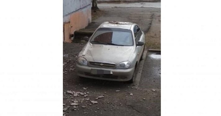 Фото дня. В Ярославле кусок утеплителя со стены упал на машину