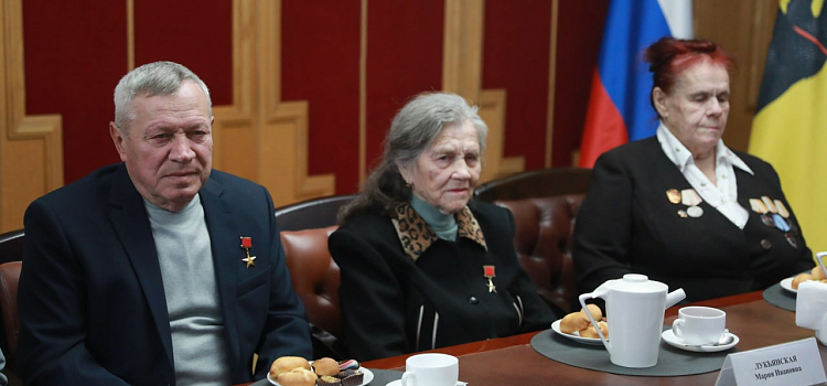 Губернатор вручил государственные награды участникам СВО_228249