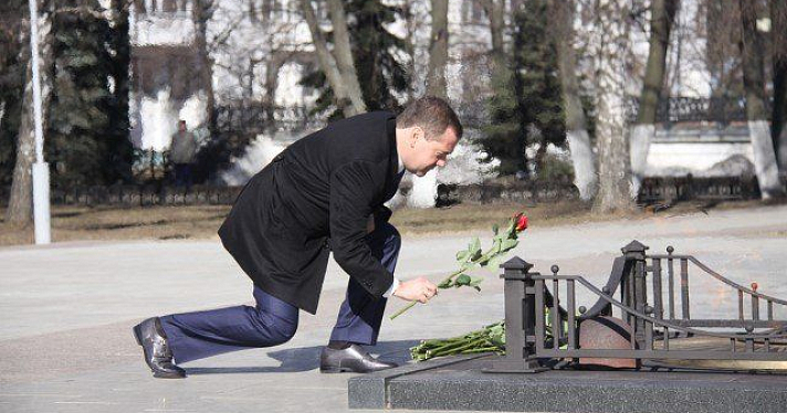 Дмитрий Медведев возложил цветы к Вечному огню в Ярославле