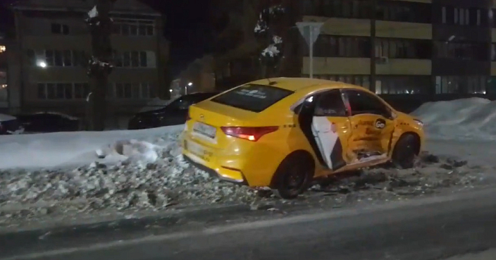 В Ярославле на улице Мельничной в ДТП угодил автомобиль такси