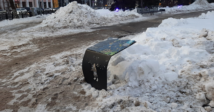 В Ярославле снегоуборочная техника повредила стенд туристической навигации_230989