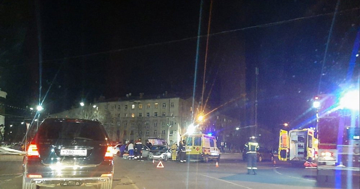 Унесли на носилках: машины реанимации окружили место ДТП в центре Ярославля