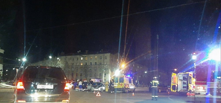 Унесли на носилках: машины реанимации окружили место ДТП в центре Ярославля