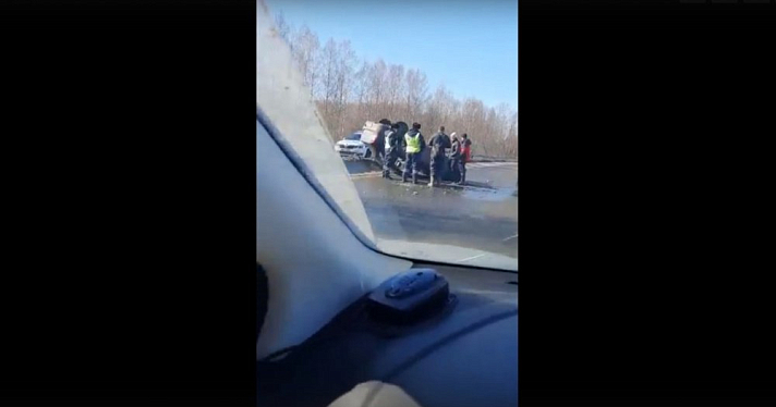 Под Рыбинском авто с детьми перевернулось на крышу: видео