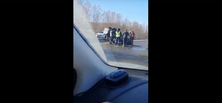 Под Рыбинском авто с детьми перевернулось на крышу: видео