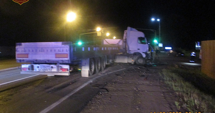 В Ярославской области на трассе М-8 столкнулись два грузовика_248916