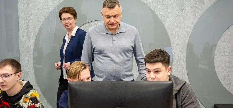 Замглавы Минпромторга РФ ознакомился с научно-исследовательской базой ЯГТУ_311811