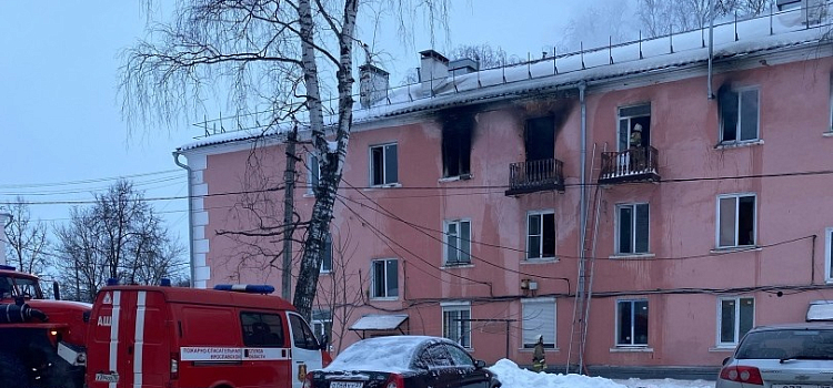 В Ярославской области загорелись квартиры в трёхэтажном жилом доме_265154