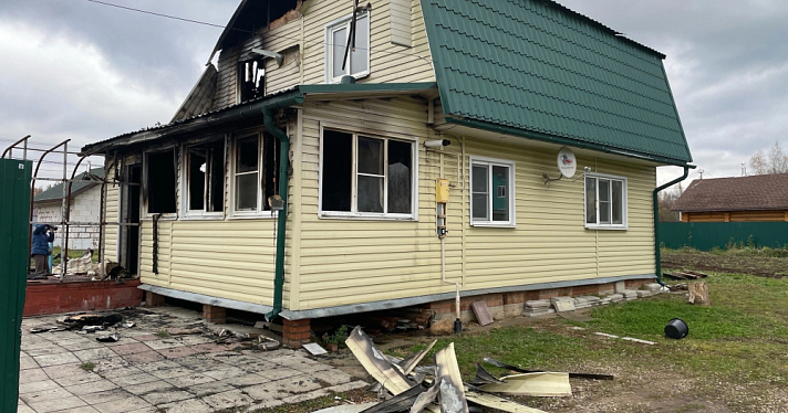 В деревне под Ярославлем огонь уничтожил жилой дом