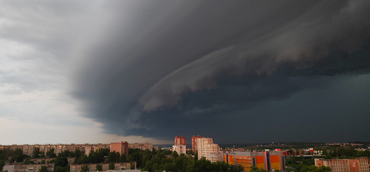 Страшно, но очень красиво: ТОП фотографий вечерней грозы над Ярославлем_299654