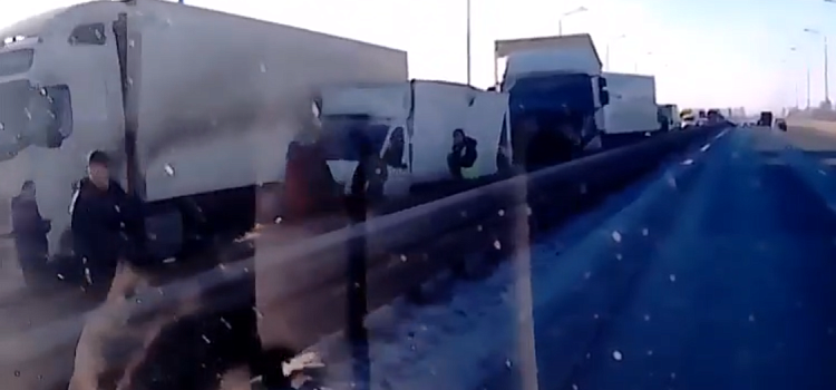 Юбилейный мост встал в огромную пробку: в Ярославле произошло тройное ДТП с грузовиками_233369