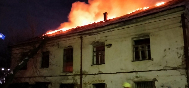 В туристическом квартале Ярославля вспыхнуло старинное здание