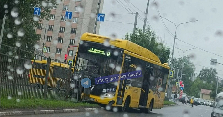 В Ярославле автобус врезался в забор