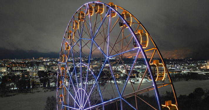 В Ярославле из-за ледяного дождя приостановило работу колесо обозрения