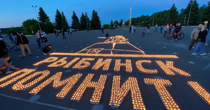 В Рыбинске создали «Огненную картину» из семи тысяч свечей. Подробности
