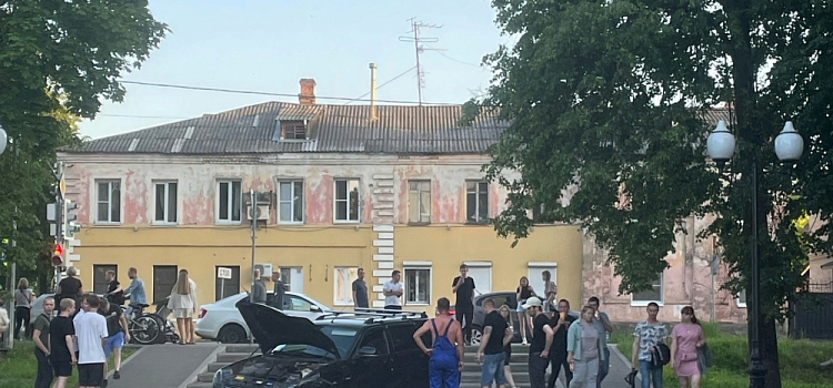 В Рыбинске легковушка после столкновения вылетела на пешеходную зону набережной