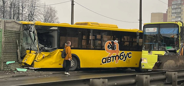 На проспекте Фрунзе автобус протаранил забор