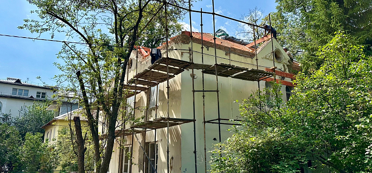 В Ярославле разобрали крышу исторического дома в «Актёрском квартале»_276132