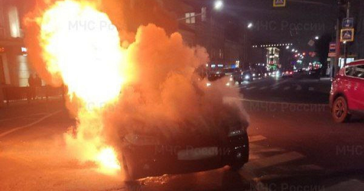 В центре Ярославля сгорела иномарка