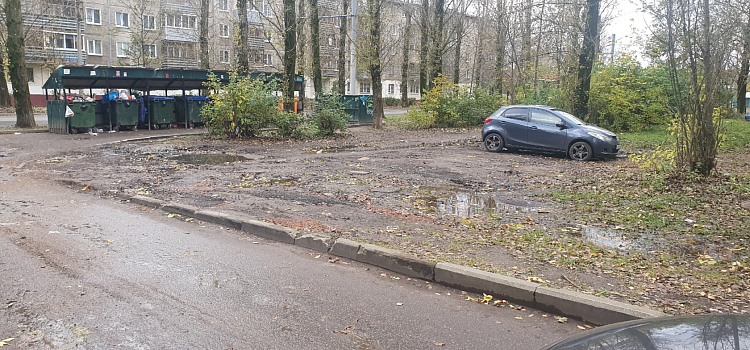 Жителей двора в Дзержинском районе массово оштрафовали за парковку на газоне_254422