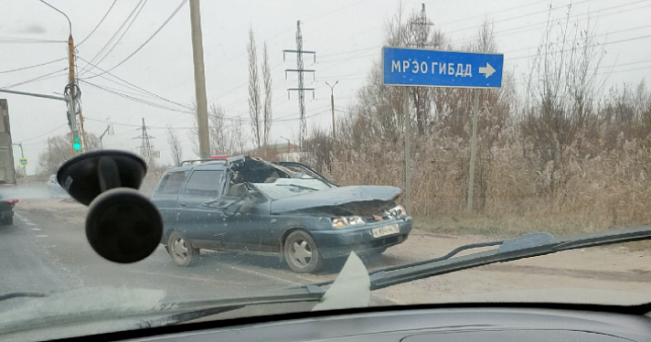 В Ярославле легковушка врезалась в грузовик, перевозивший столбы_225866
