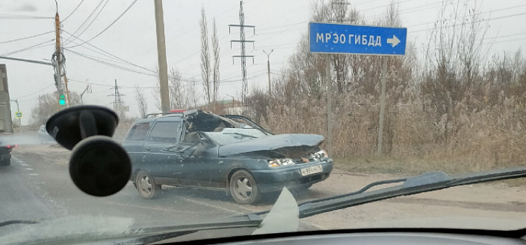 В Ярославле легковушка врезалась в грузовик, перевозивший столбы_225866