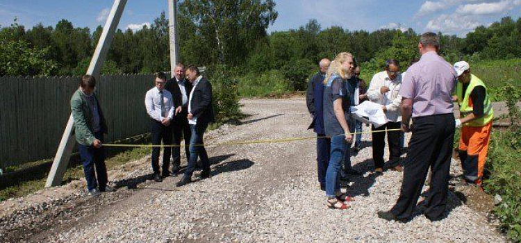 На улице Ветеранов в Ярославле общественники проверили ход ремонта 