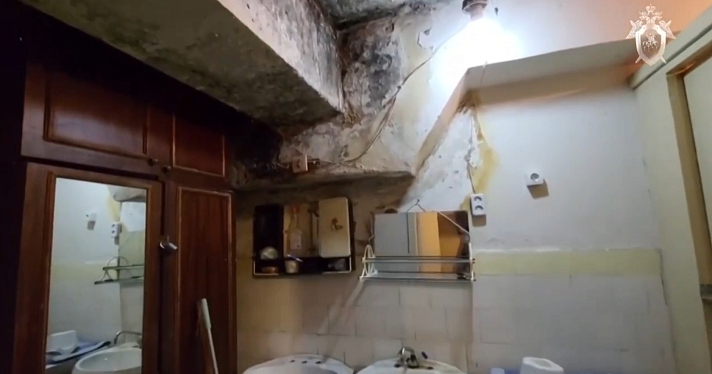 В Ярославле три года откладывали капитальный ремонт в доме с протекающей крышей_236351