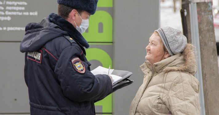 Ярославские полицейские на улицах объясняют пенсионерам, почему надо сидеть дома_163174