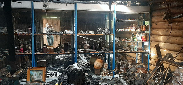 В Ярославской области неизвестные подожгли магазин сувениров и антиквариата_298910