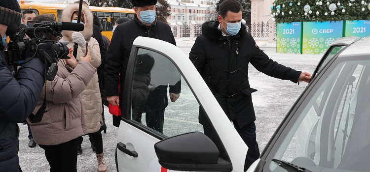 Губернатор передал школьные автобусы и машины неотложной помощи в районы области_170251