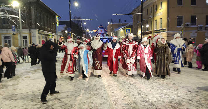 В «НаШествии Дедов Морозов» в Рыбинске приняли участие почти восемь тысяч человек_259977