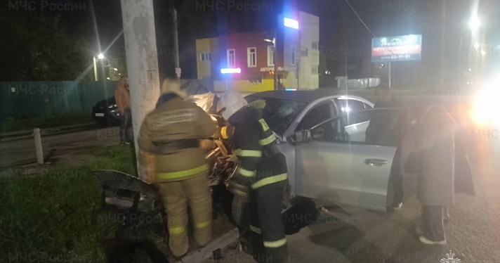 В Ярославле пострадал водитель легковушки, врезавшейся в столб