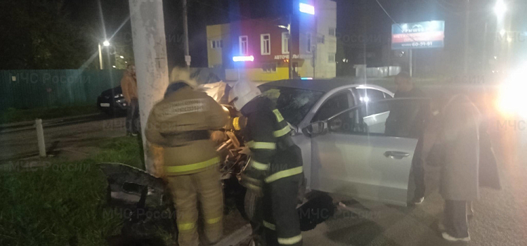 В Ярославле пострадал водитель легковушки, врезавшейся в столб