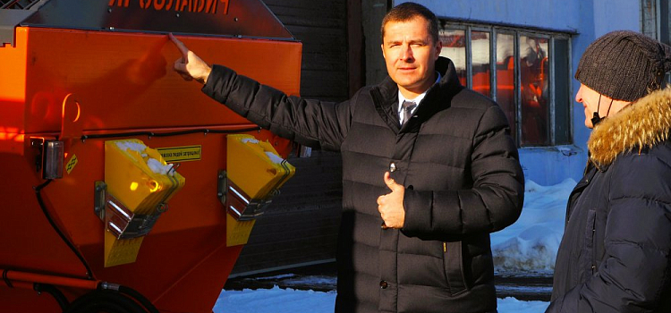 Мэр Волков принял новую спецтехнику для уборки города. Фоторепортаж