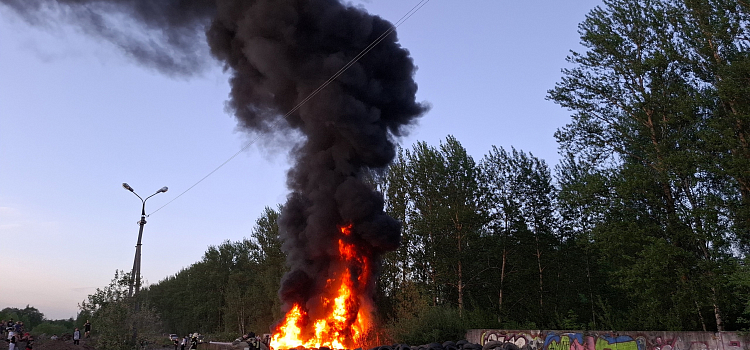 В Ярославле вспыхнул пункт приёма покрышек_297246