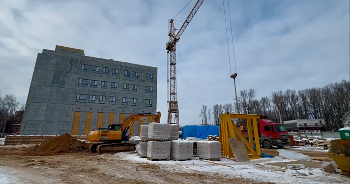 Готовность нового корпуса детской больницы в Ярославле оценили почти в 70%
