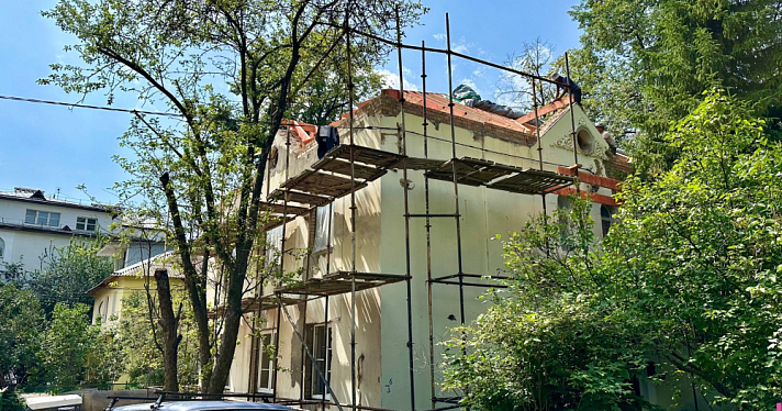 В Ярославле разобрали крышу исторического дома в «Актёрском квартале»