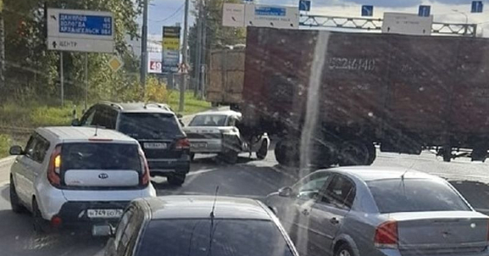 В Ярославле водитель легковушки врезался в товарный поезд_223320