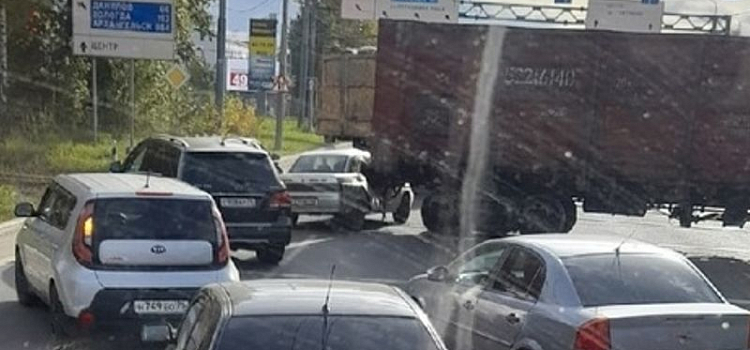 В Ярославле водитель легковушки врезался в товарный поезд_223320