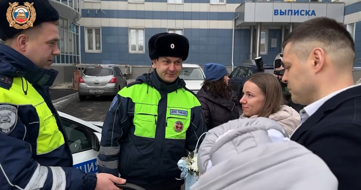 Схватки начались в дороге: в Ярославле инспекторы ДПС помогли женщине экстренно добраться до роддома