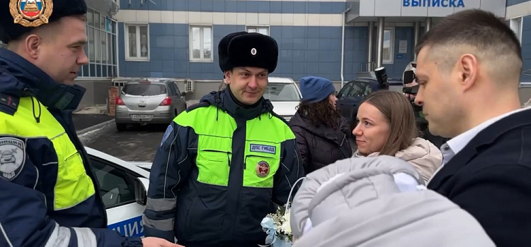Схватки начались в дороге: в Ярославле инспекторы ДПС помогли женщине экстренно добраться до роддома