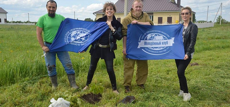 В селе Вятское Ярославской области эковолонтеры высадили более двухсот дубов