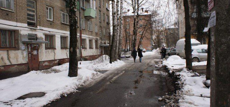 140 ярославцев пожаловались в жилищную инспекцию на плохую уборку дворов 