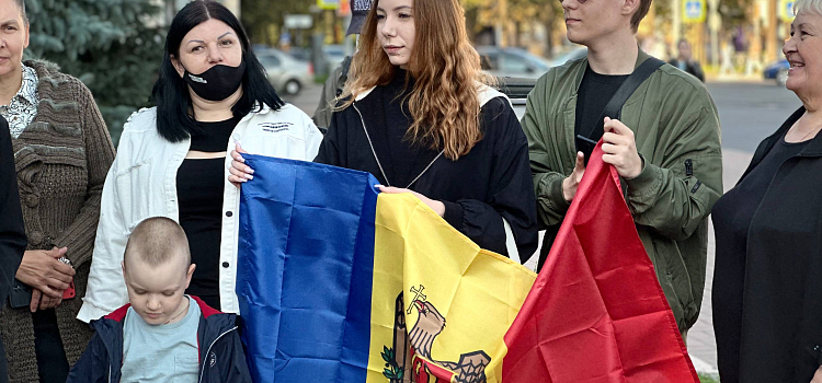 «Мы не забыли про родину»: молдаване в Ярославле вышли на акцию протеста, требуя избирательных участков в России_302107